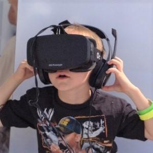 Boy_wearing_Oculus_Rift_HMD_re.jpg